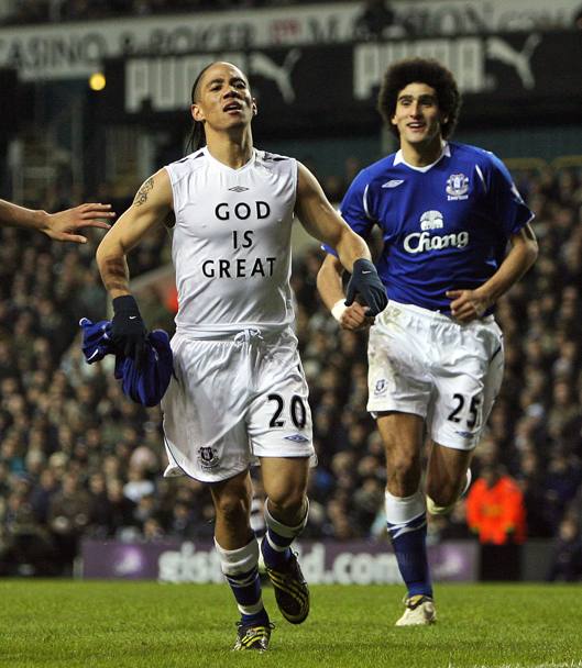Dopo due stagioni allo Standard (2006-2008), il primo settembre 2008 firma un contratto di cinque anni con l&#39;Everton: è la sua prima volta lontano da casa. E i capelli cominciano a lievitare...